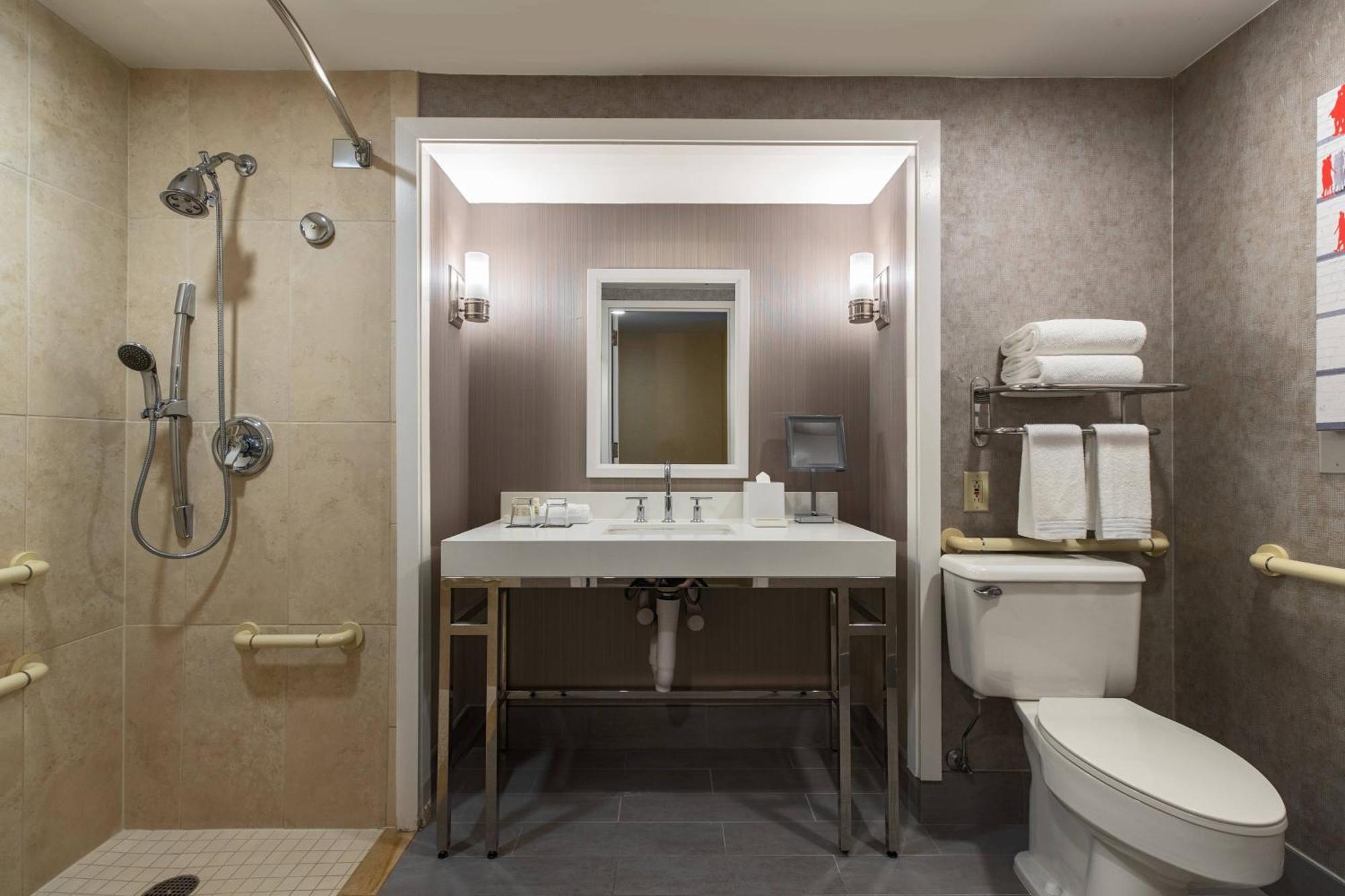 Hotel Renaissance Downtown 4*