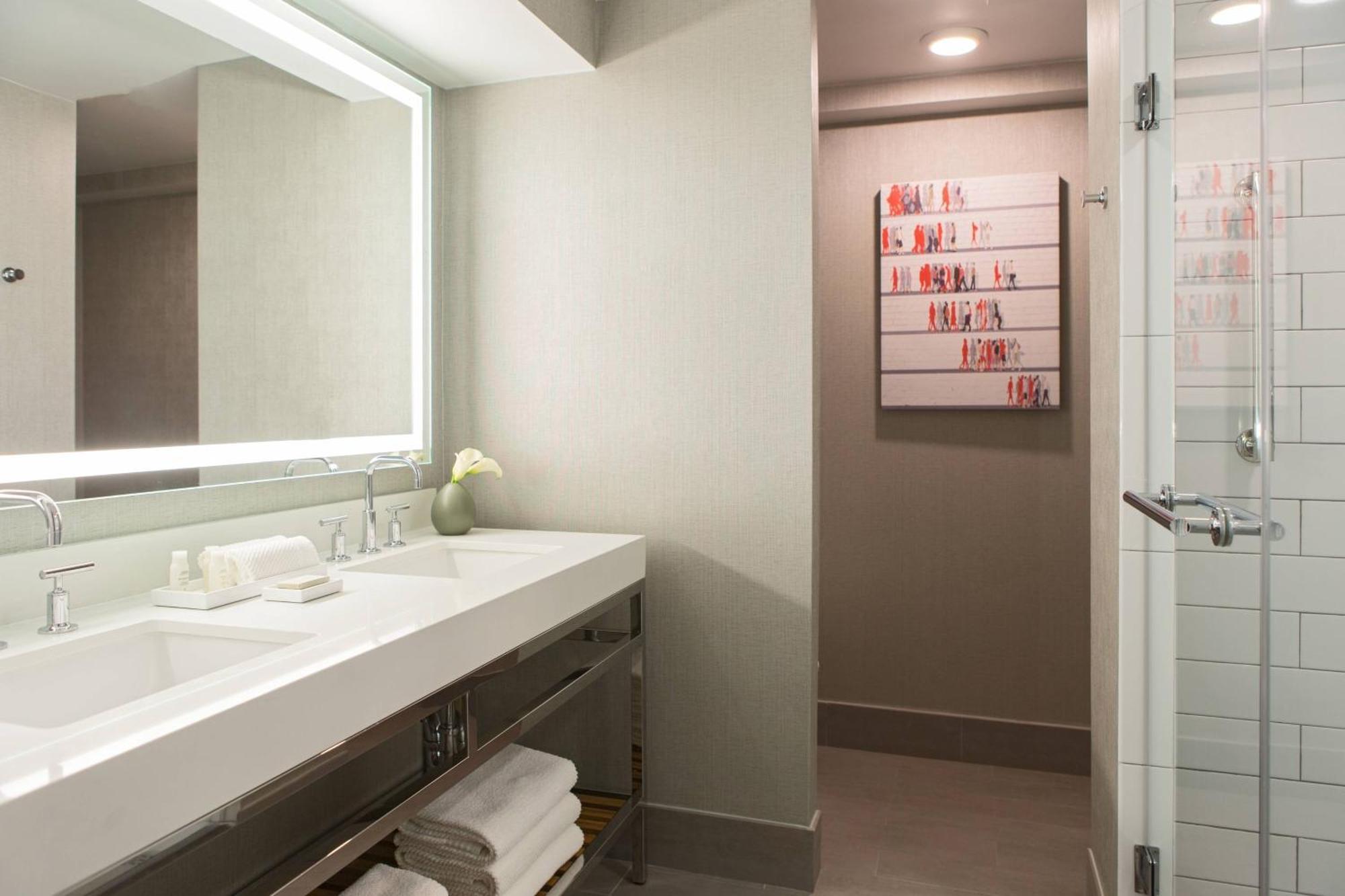 Hotel Renaissance Downtown 4*